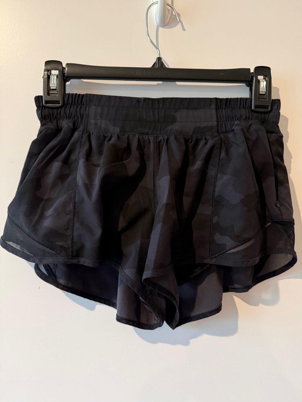 Lululemon athletica Hotty Hot 2.5” size 6